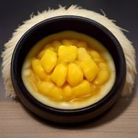 69堂高级编辑林珺的侧面工作照，她坐在窗边光线明亮的桌前，手边放着多份资料，神情专注地在笔记本上整理内容分类架构